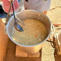 大きいお鍋で豚汁を作っています..!