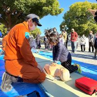 胸骨圧迫は一人ずつ実際にやってみました!